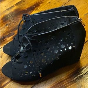 Hot Tomato 13W black lace up wedge